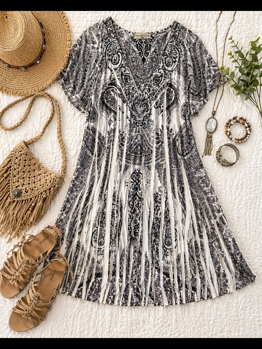 live and let live Black & White Paisley V‑Neck Mini Dress